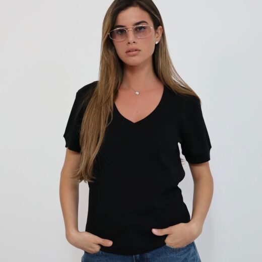חולצה וי מנגט'